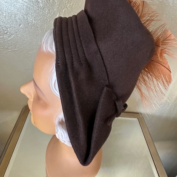 NOTABLE 1940s\' BROWN FELT \
